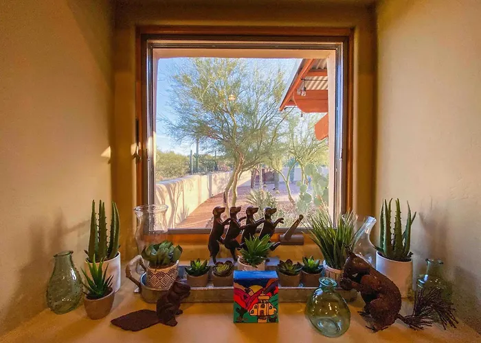 Peaceful Desert Retreat - Stunning Views - Pool Spa, Backyard, Music - Tucson !