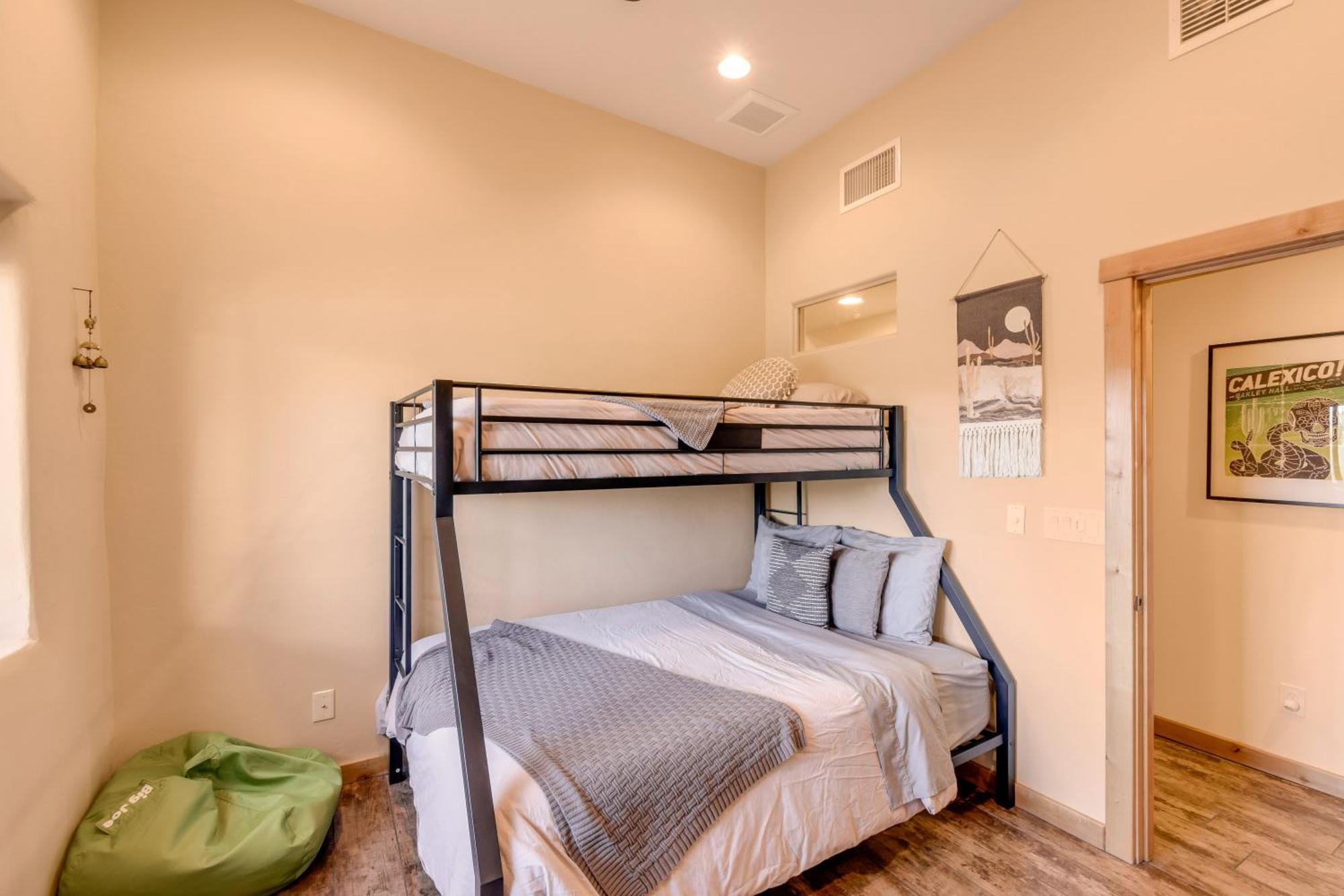 Peaceful Desert Retreat - Stunning Views - Pool Spa, Backyard, Music - ! Holiday home Tucson