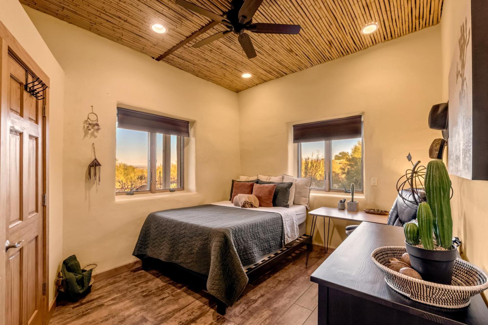 Holiday home Peaceful Desert Retreat - Stunning Views - Pool Spa, Backyard, Music - !