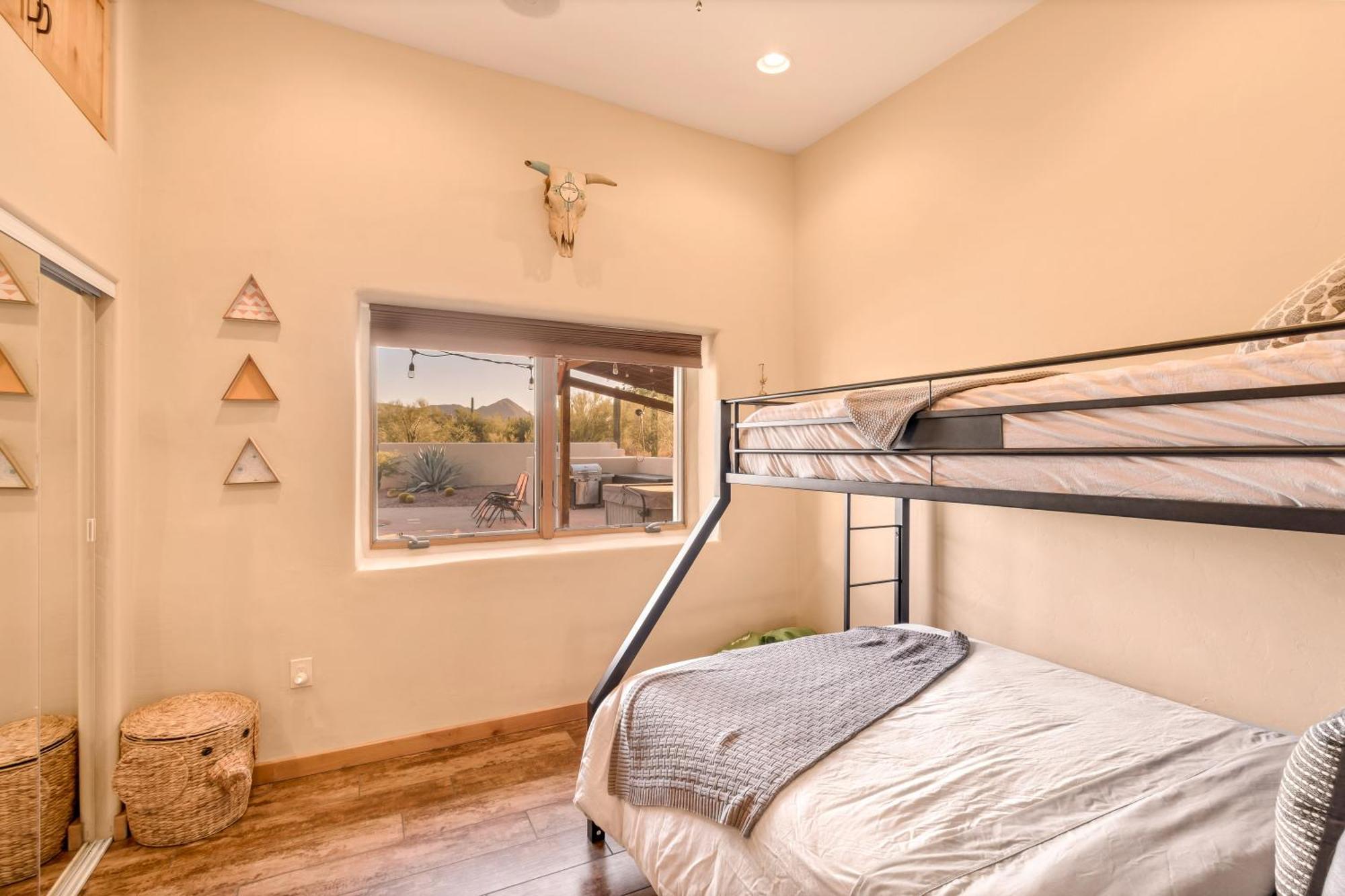 Peaceful Desert Retreat - Stunning Views - Pool Spa, Backyard, Music - ! Tucson
