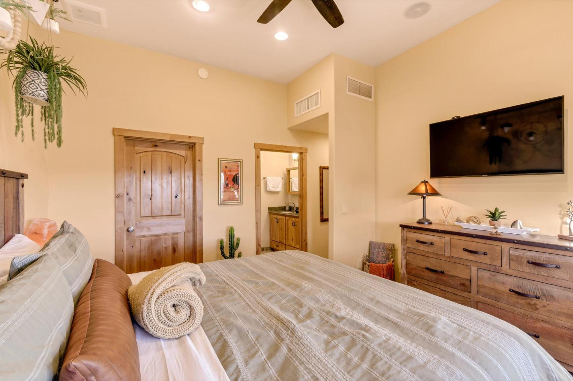 Holiday home Peaceful Desert Retreat - Stunning Views - Pool Spa, Backyard, Music - ! *