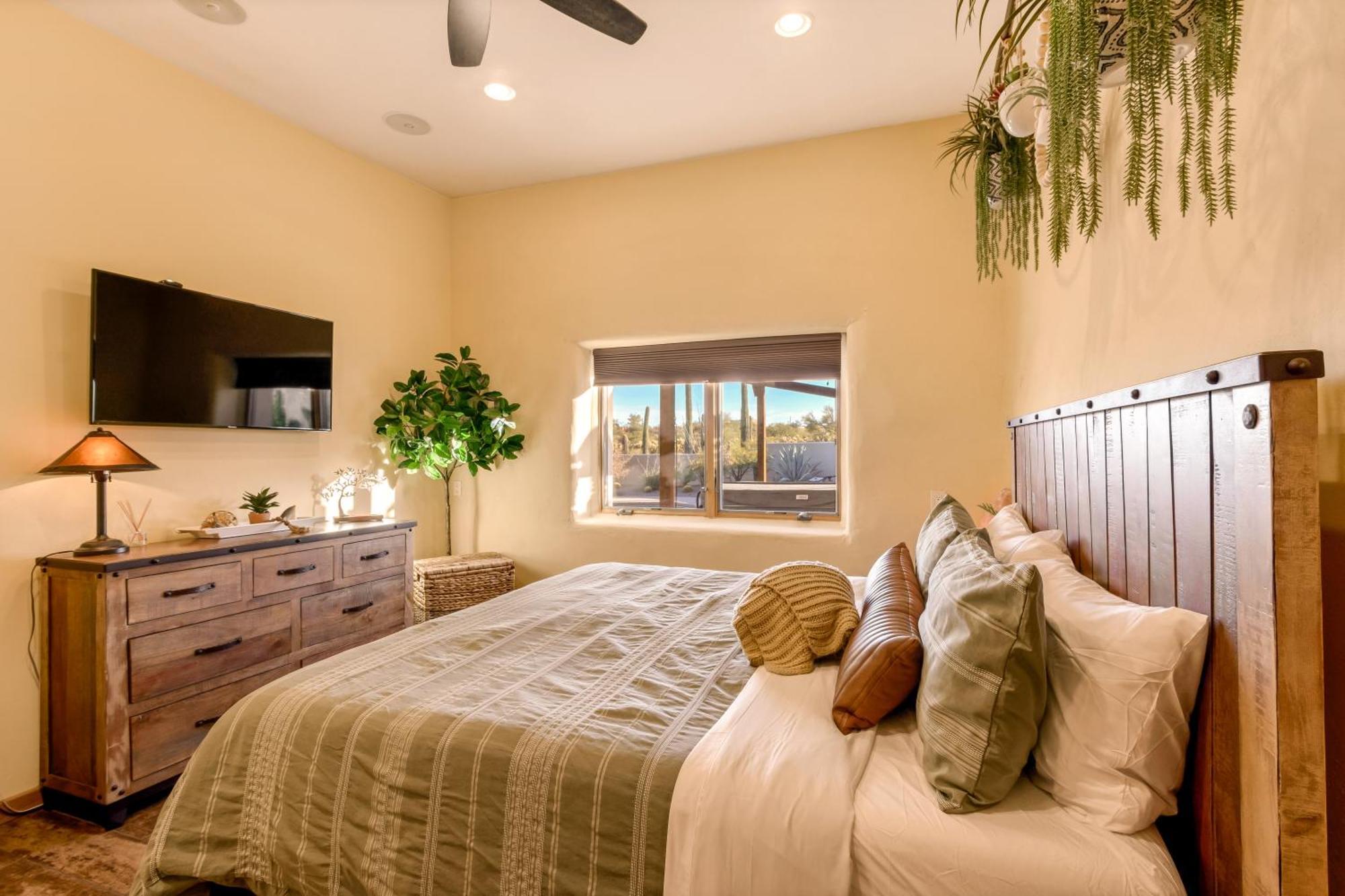 Peaceful Desert Retreat - Stunning Views - Pool Spa, Backyard, Music - ! *