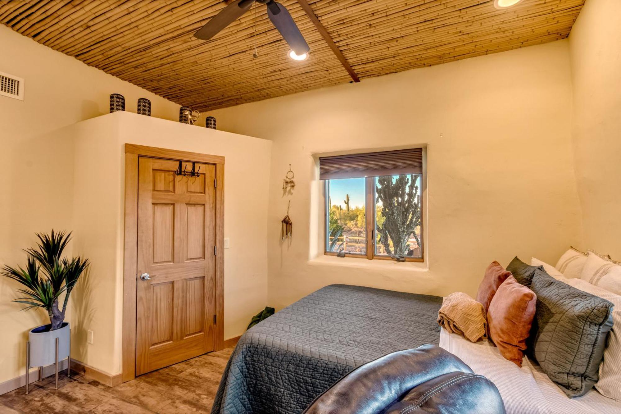 Peaceful Desert Retreat - Stunning Views - Pool Spa, Backyard, Music - ! Holiday home