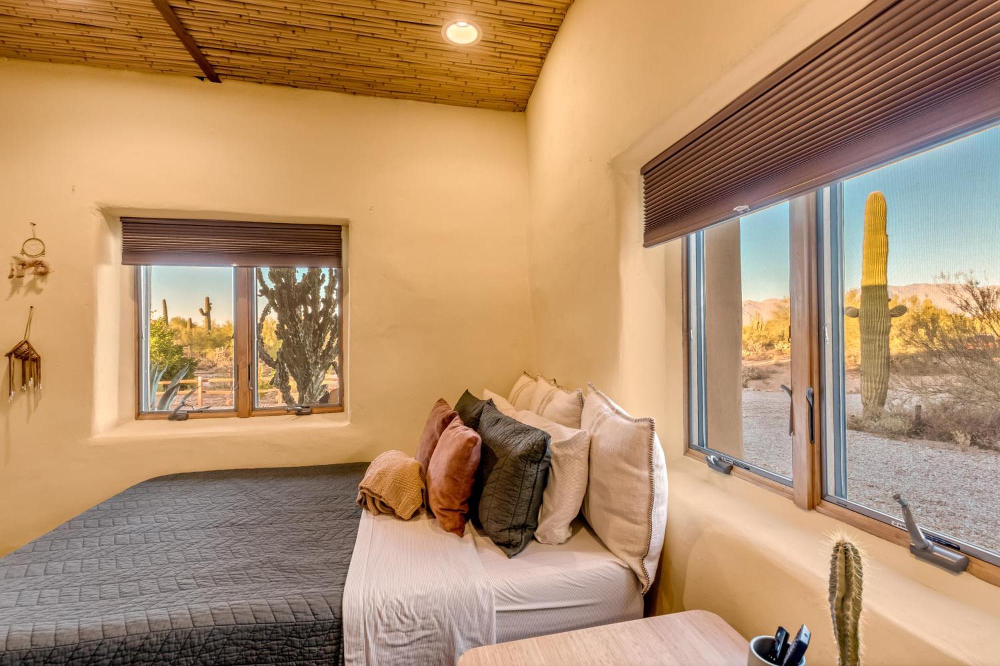 Holiday home Peaceful Desert Retreat - Stunning Views - Pool Spa, Backyard, Music - ! *