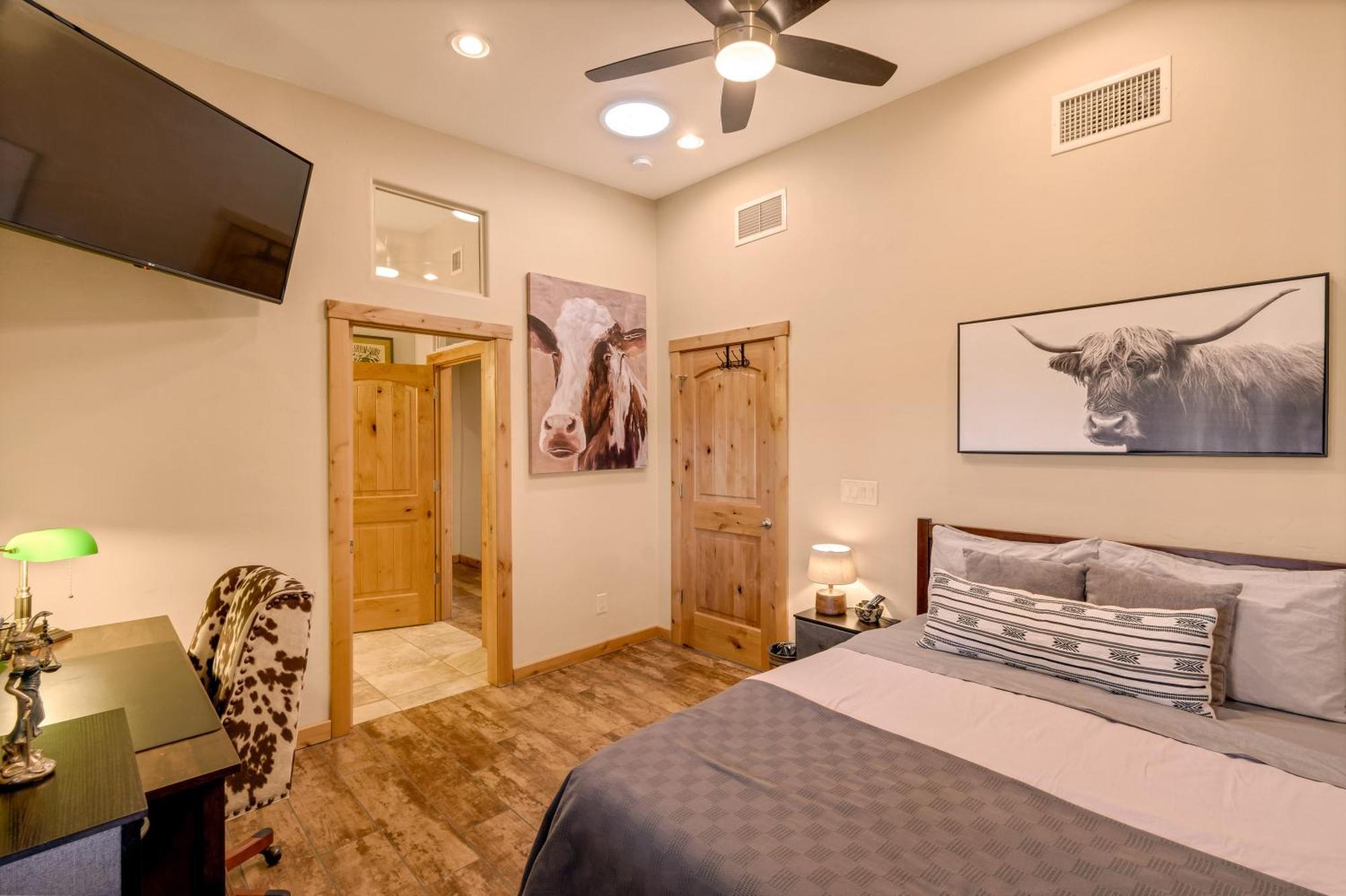 Peaceful Desert Retreat - Stunning Views - Pool Spa, Backyard, Music - ! * Tucson