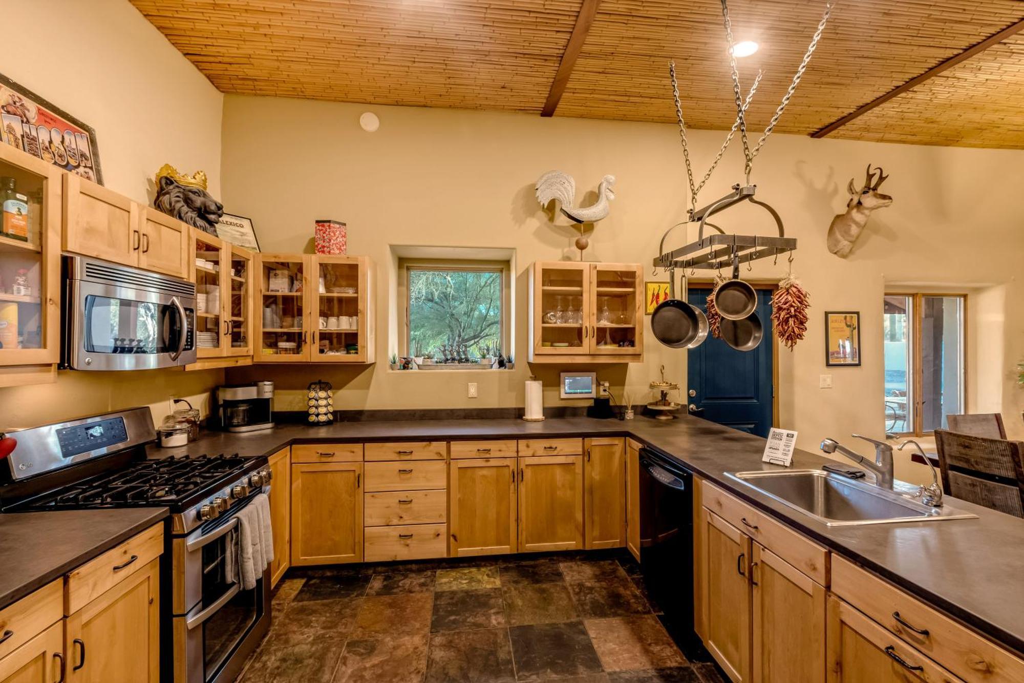 Peaceful Desert Retreat - Stunning Views - Pool Spa, Backyard, Music - ! * Tucson